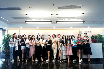 零八哥软件开发公司美女帮